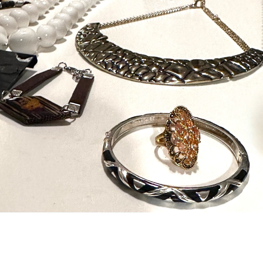 32pcs Vintage Jewelry Bundle Lot Necklace Beads Brooch Ring Earrings Bracelet - Picture 15 of 16
